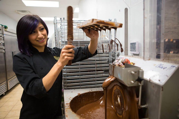 THE NEW SEARCH TREND OF THE CHOCOLATE LOVERS: THE ARTISANS MAKING CHOCOLATE CANDIES WITH MOLDS
